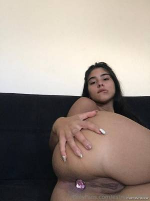 A brunette showing off her whole body Porn Pics english 40