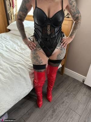 Mature blonde with tattoos  Porn Pics english 03