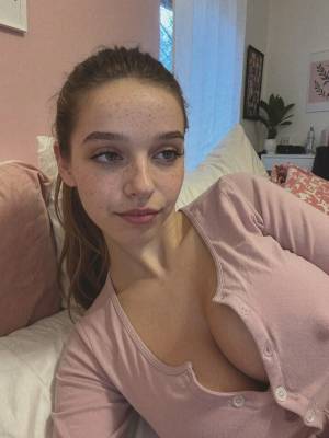 Cute teen displays her perfect tits and snatch while taking selfies Porn Pics english 02