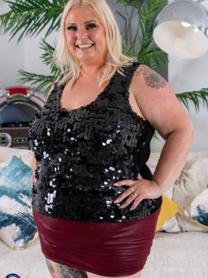 Middle-aged blonde woman displays her massive ass after washing her car Porn Pics english 16