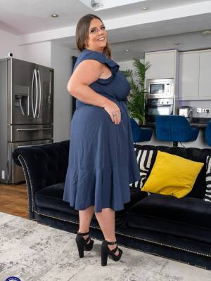 Mature fatty releases her big butt from bikini bottoms in heels Porn Pics english 05